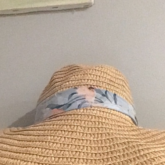 Pretty hat - Picture 5 of 5